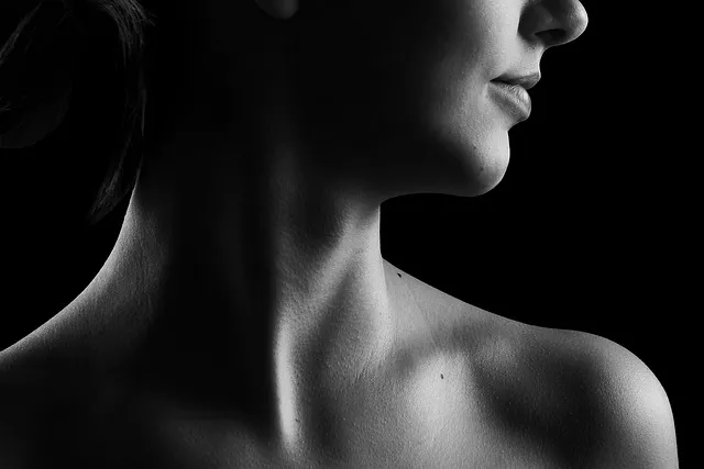 Relaja el cuello, la mandíbula y la frente